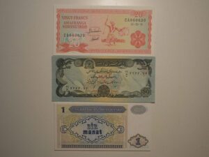 Azerbaijan) 1 Manat 1993 + Afganistan) 50 Afghanis 1978 + Burundi) 20 Francs 1991 / Todas Flor de Estampa / ce01