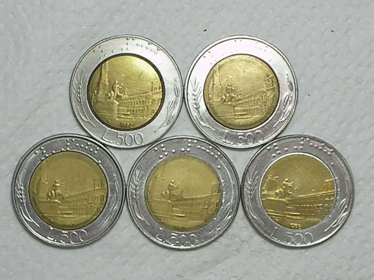 Italia) 100 Liras - 1985/1987/1988/1992/1995 - Bimetal / Monumento / Sob/Flor / box5