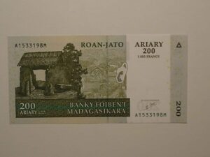 Madagascar) 200 Ariary ou 1.000 Francs - 2004 / Escassa / Flor de Estampa / ce02
