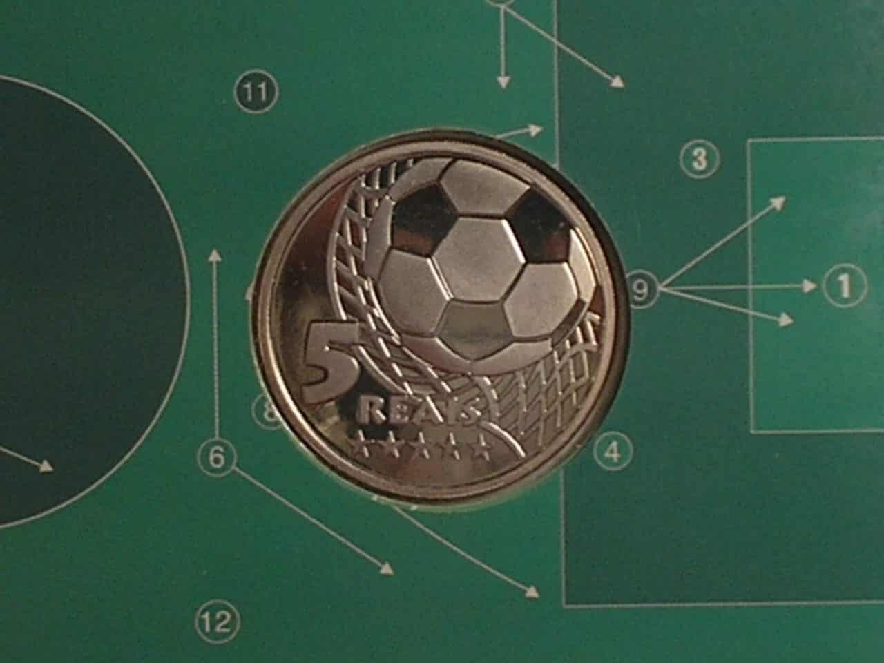 Estojo - Brasil Penta Campeão) 5 Reais - 2002 / Prata Proof / Casa da Moeda do Brasil e Banco Central / Med. 100a