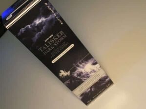 Porta garrafa de Whisky Talisker Dark Storm - Single Malt Scotch Whisky / Altura 32,5 cm
