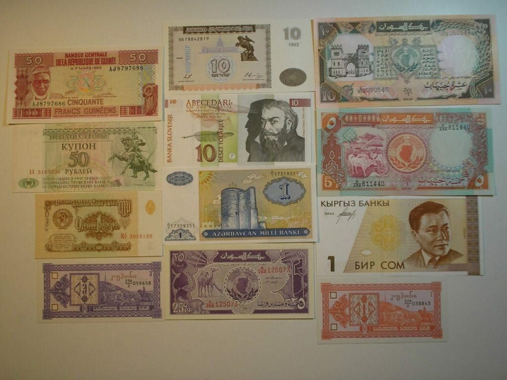 12 Cedulas Estrangeiras Diversas Flor De Estampa / 004