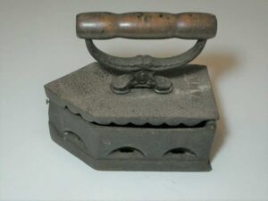 = Antigo Ferro de passar roupa a cavão, mede 20,5 x 9,5 cm, Marca FAMA impressa no ferro -- Bela peça para qualquer decoração.