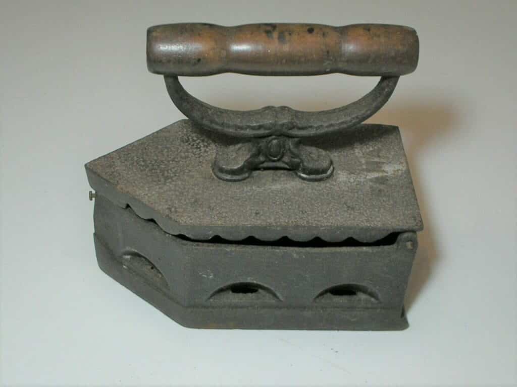 = Antigo Ferro de passar roupa a cavão, mede 20,5 x 9,5 cm, Marca FAMA impressa no ferro -- Bela peça para qualquer decoração.