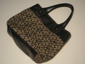 Bolsa Feminina Casual were da marca Tommy Hilfiger acabamento em couro e napa - Nova - Alt.25 x Lar. 30 cent