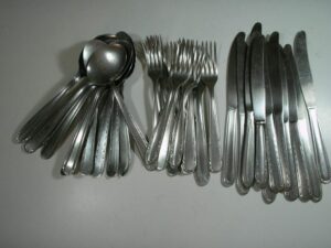 Conjunto de faca, garfo e colher, 12 de cada, modelos e tamanhos diferentes - antigo -