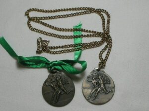 Duas Medalhas Educação física - Ministério da saúde / com olhal e fita e corrente / Metal Bronzeado e prateado