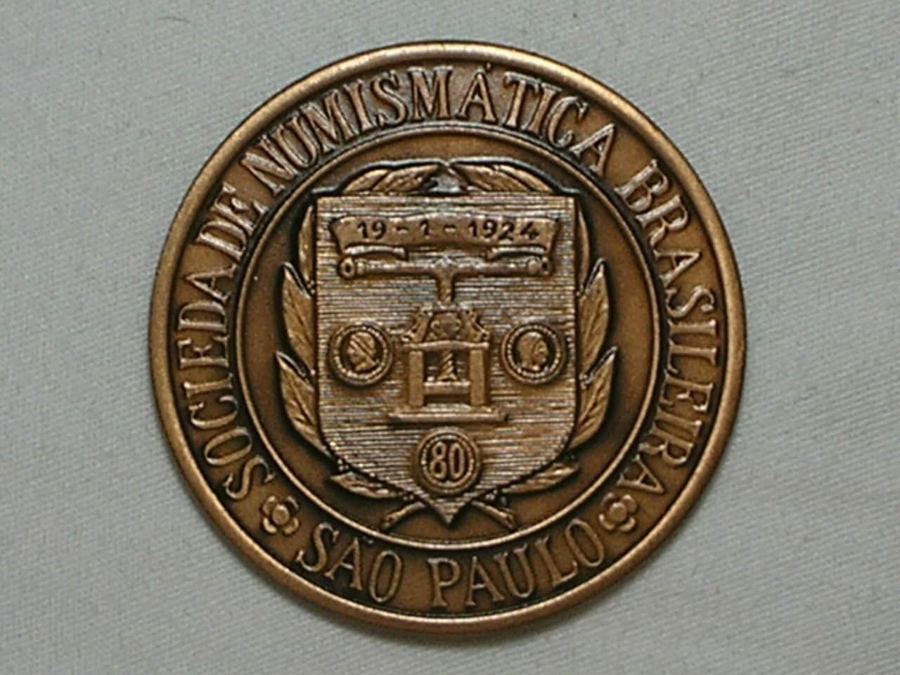| Casa do Colecionador -) Medalha da SNB comemorativa do IV congresso Latino Americano de Numismática de S. Paulo em 2006, reprodução da moeda rara Carimbo de Mato Grosso s/ Carolus III Hispano Americana / Bronze / 64 gramas / 56 mm. / Flor de cunho