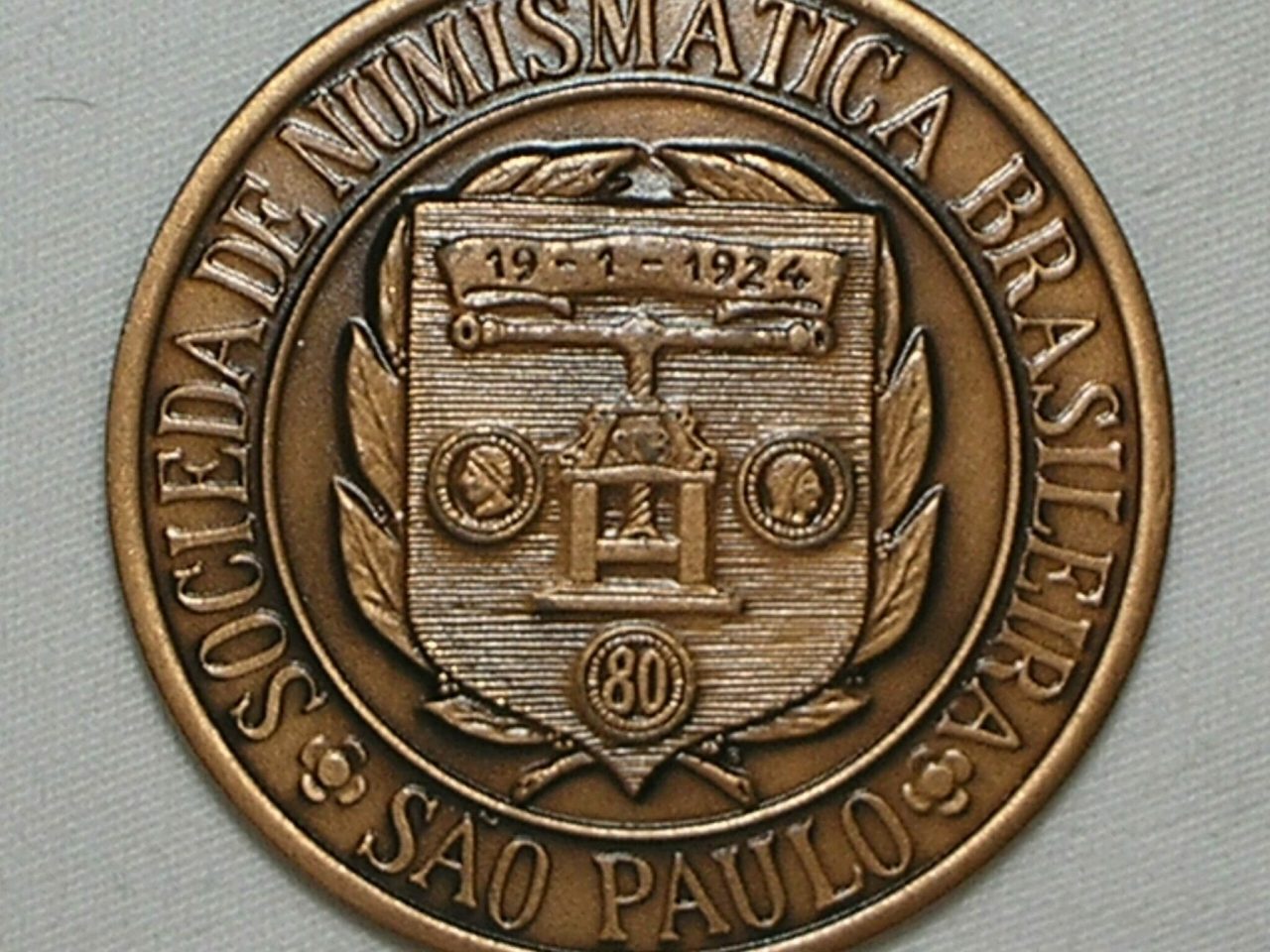 | Casa do Colecionador -) Medalha da SNB comemorativa do IV congresso Latino Americano de Numismática de S. Paulo em 2006, reprodução da moeda rara Carimbo de Mato Grosso s/ Carolus III Hispano Americana / Bronze / 64 gramas / 56 mm. / Flor de cunho