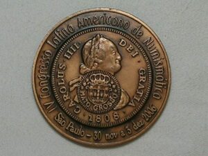 -) Medalha da SNB comemorativa do IV congresso Latino Americano de Numismática de S. Paulo em 2006, reprodução da moeda rara Carimbo de Mato Grosso s/ Carolus III Hispano Americana / Bronze / 64 gramas / 56 mm. / Flor de cunho
