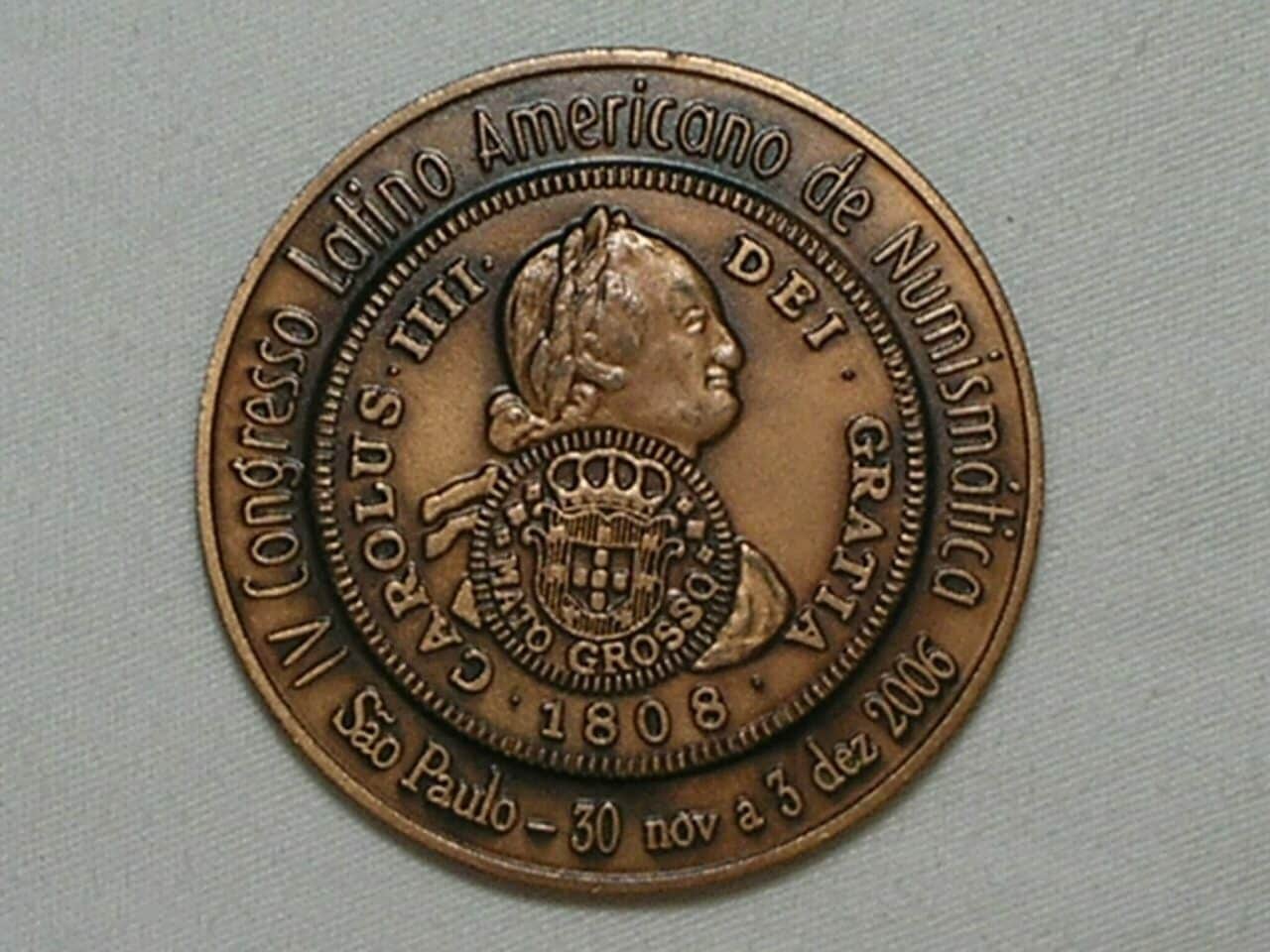 | Casa do Colecionador -) Medalha da SNB comemorativa do IV congresso Latino Americano de Numismática de S. Paulo em 2006, reprodução da moeda rara Carimbo de Mato Grosso s/ Carolus III Hispano Americana / Bronze / 64 gramas / 56 mm. / Flor de cunho