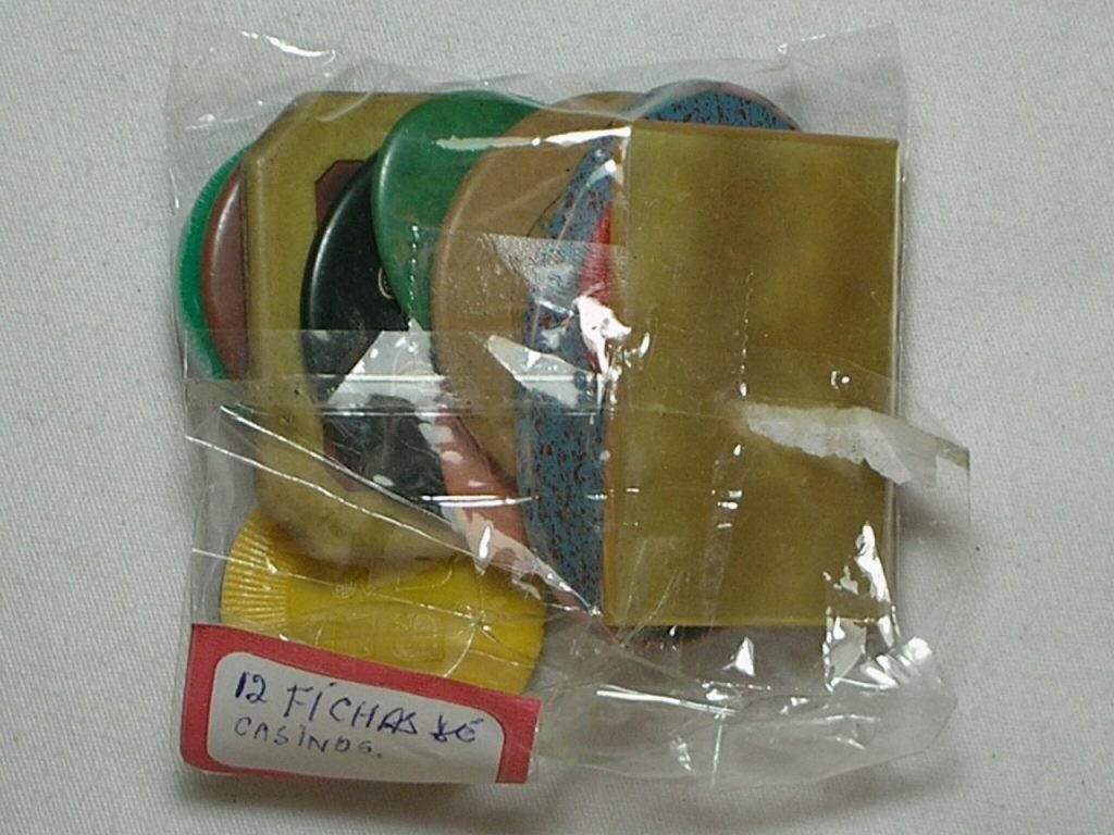Rara Coleção 12 Fichas De Cassinos Diversos, valores e cores diferentes / Baquelite e Etc.