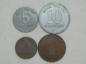 Raras) Antiga 4 Bank Tokens Inglaterra (New Pence) / Unifaciais