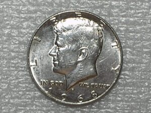 (Estados Unidos) 1/2 Dollar - 1968-d / Kennedy - Prata / Sob/Fc