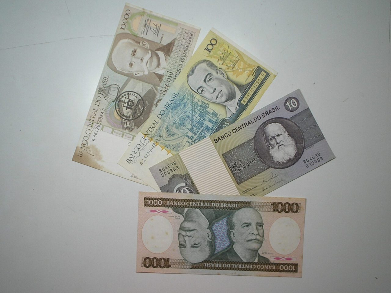 4 Cédulas do Brasil C-141 + C-164 + C-177 + C-187 / Flor de estampa / 023393