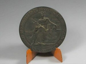 Medalha Grossa da Associação de Socorros Mutuos de Empregados no comércio de Lisbôa / II Centenário 1872 / 1972 -- / m210