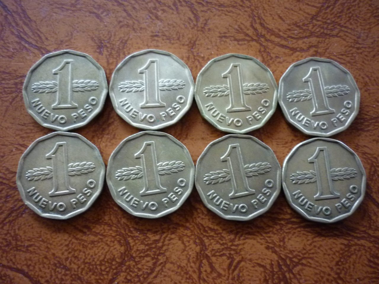 8 MOEDAS DE 1 NOVO PESO URUGUAI .