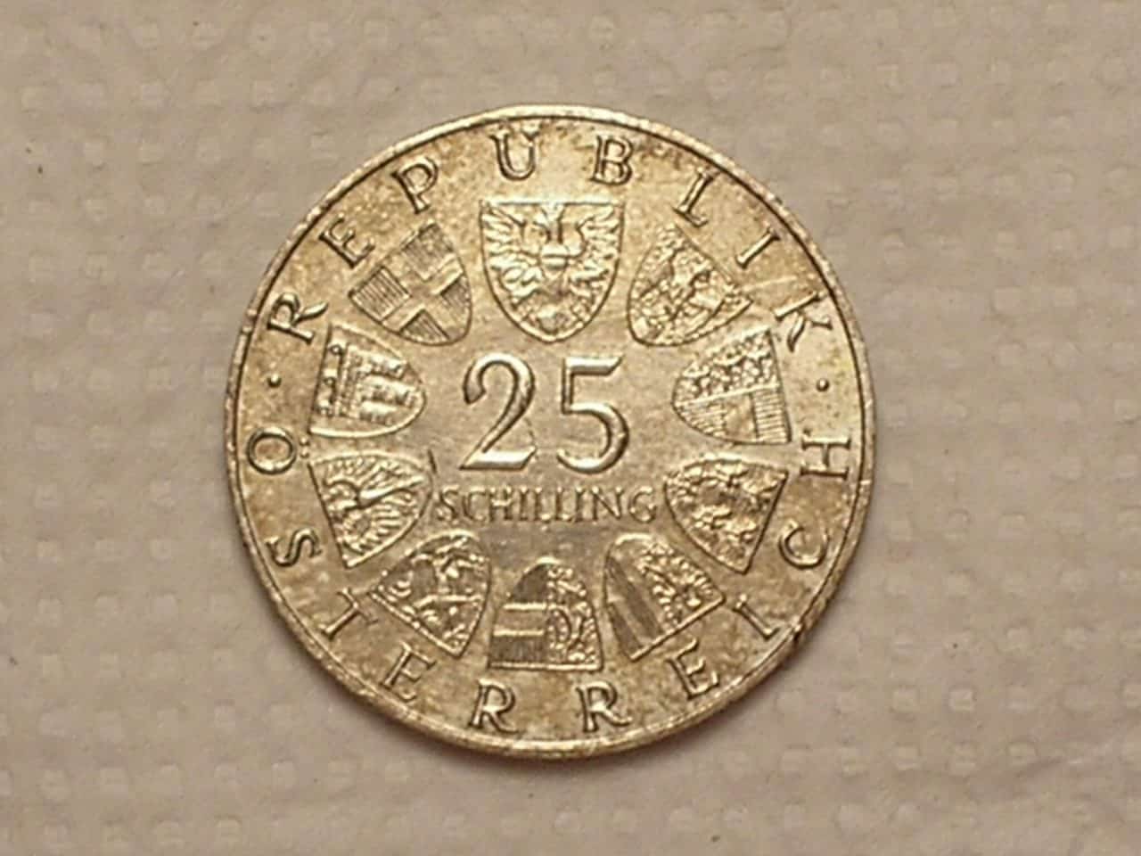 Austria) 25 Schilings - 1967 / comemorativa a Maria Theresia Thaler - Peça Rara - / Prata / Sob/Flor / Cod. 240 Austria) 25 Schilings - 1967 / comemorativa a Maria Theresia Thaler - Peça Rara - / Prata / Sob/Flor / Cod. 240