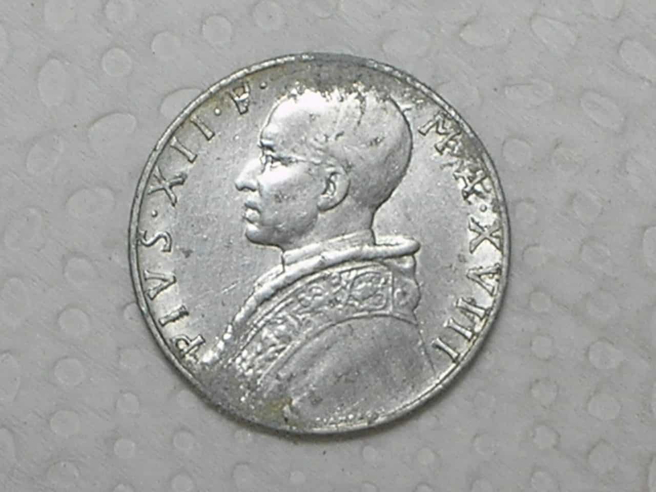 Vaticano) 10 Liras - 1956 - Ano Xviii / Al / box14 Pin da Delegação Olímpica de 2014 - Trinidad and Tobago