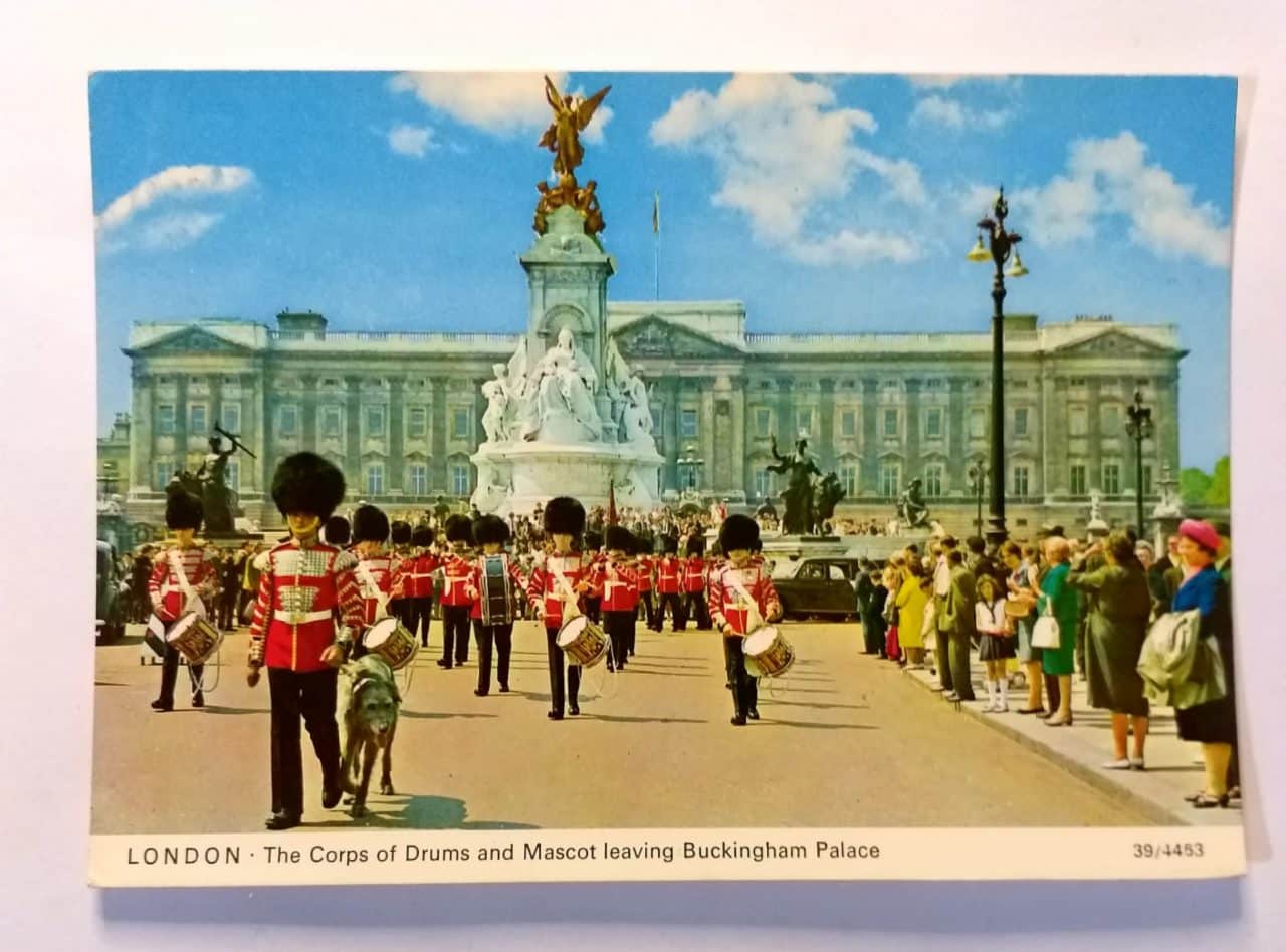 Cartão Postal Estrangeiro - Inglaterra (Londres) Corpo de Bateria da Guarda real e mascote deixando o Palácio de Buckingham