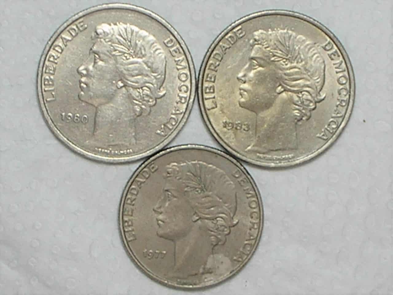 Portugal) 25 Escudos - 1977 / 1980 / 1983 / m330