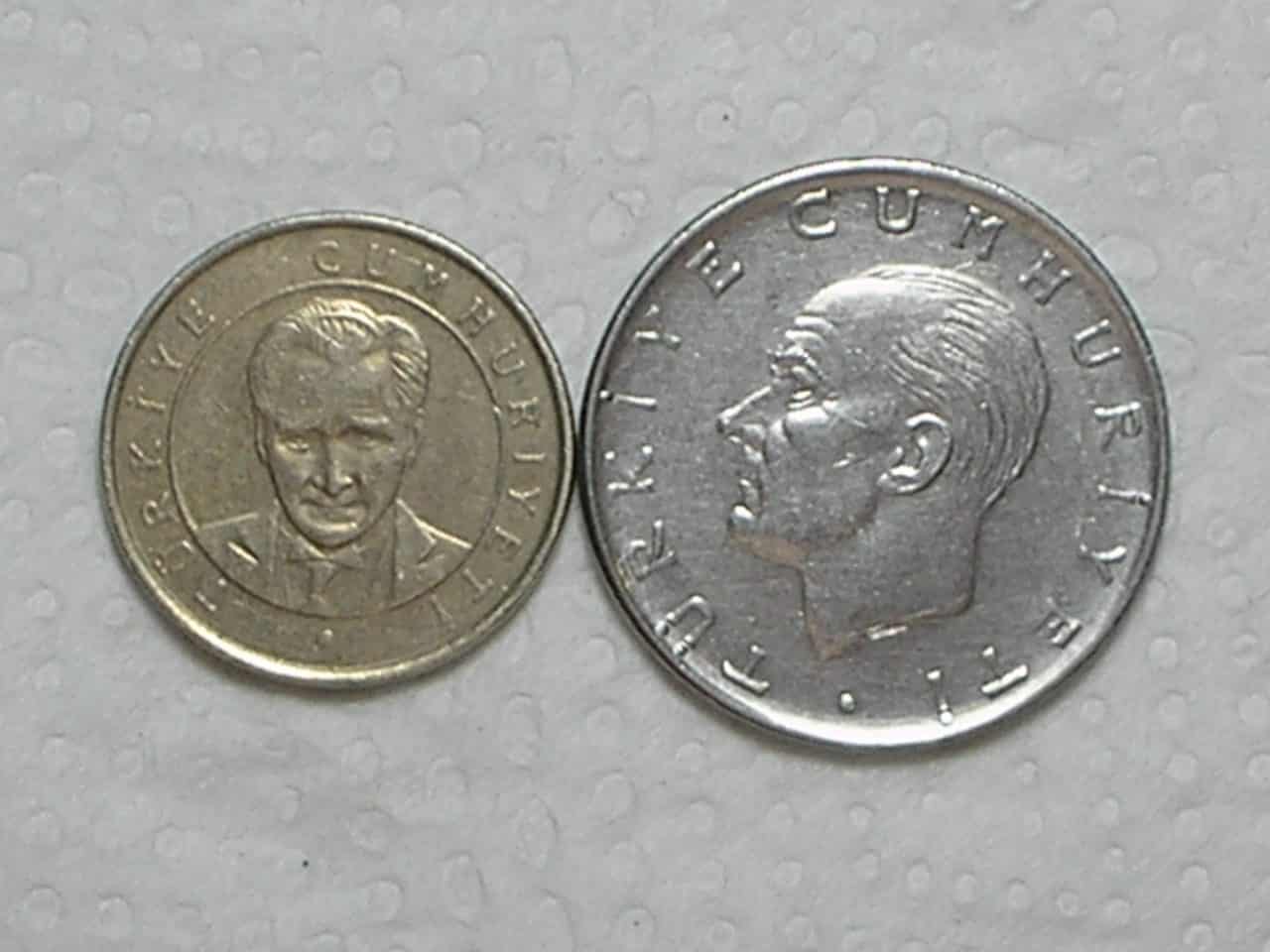 Turkia) 1 Lira - 1978 e 25 Kurus - 2006 / box18