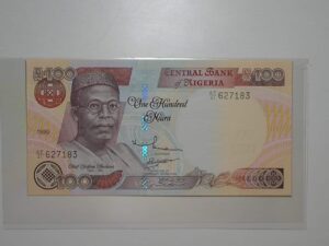 Nigeria) 100 Naira - 1999 / Flor de Estampa / ce04