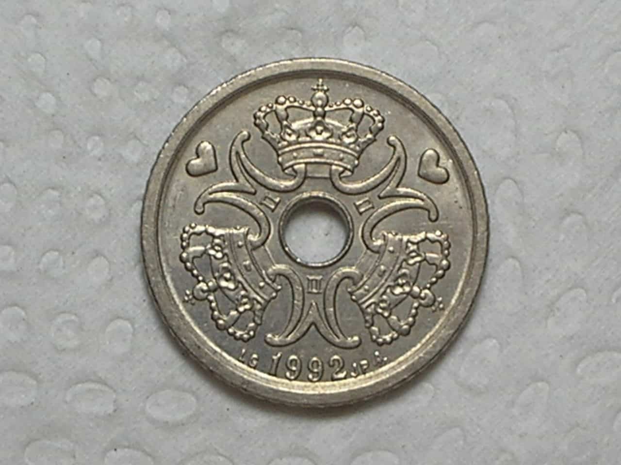 Dinamarca) 1 Krone - 1992 / Holed center / Ni / Sob / box19.2
