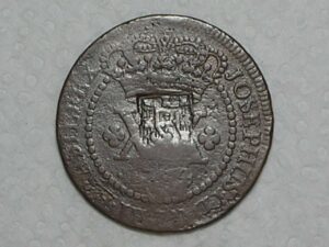 Duplo carimbo de escudete no anverso e reverso) XX Réis – 1774 = 45 Pérolas / Corôa Baixa / Escassa / Colônia de D. José I / Cobre / Bc / Box2