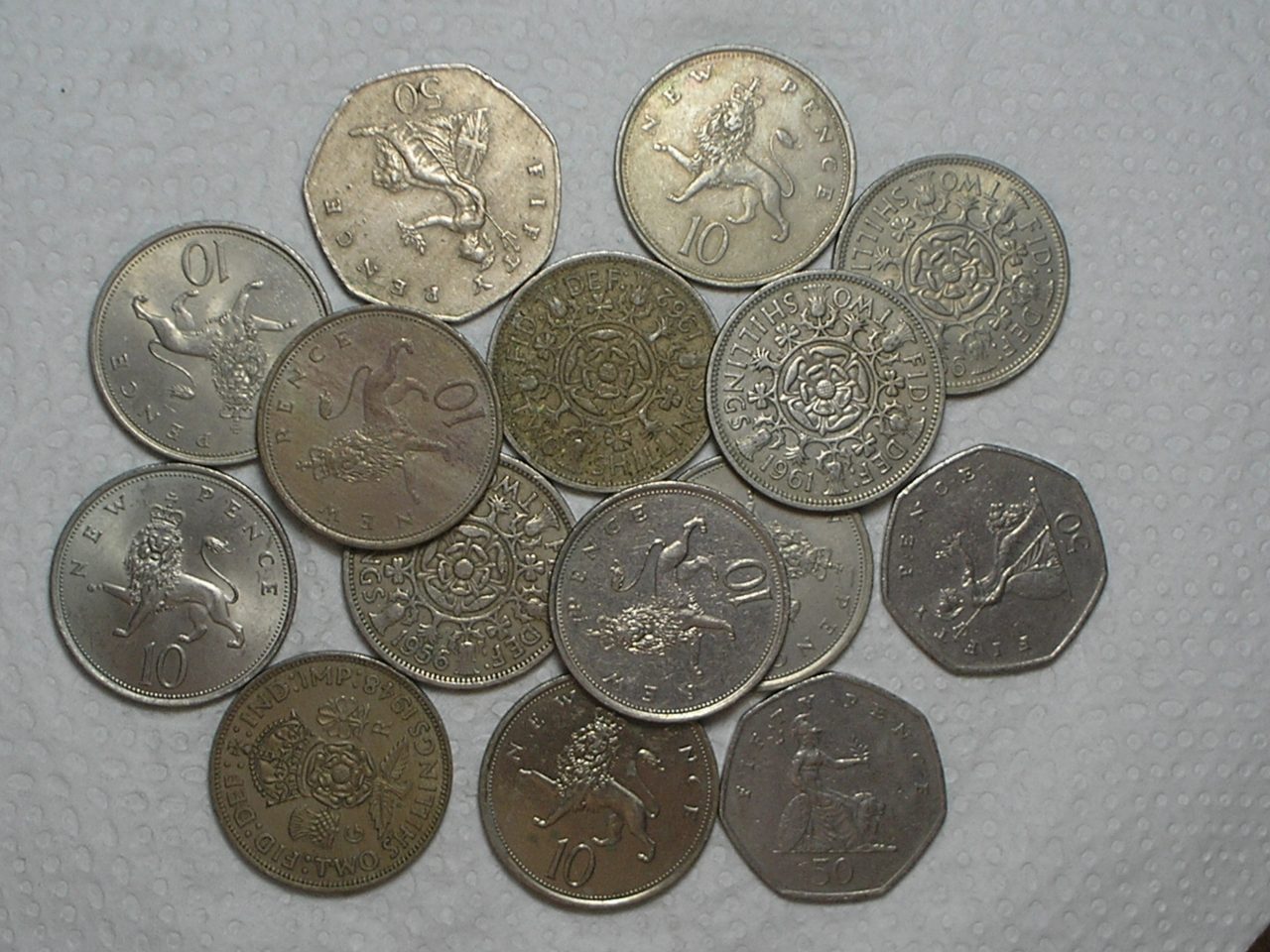 Inglaterra) New Pence - 1968-69-70-74-75-76-80 / 2 Shillings - 1948-56-61-62-66 / 50 Pence - 1982-97-99 / m350