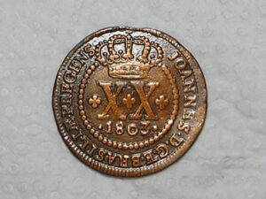 Pequeno Final de chapa) XX Réis – 1803 = 44 Pérolas / Data entre Pontos / Corôa Baixa / Colônia de D. João Principe Regente / Cobre / Mbc / Box2