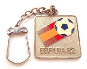 Antigo Chaveiro em Metal Esmaltado Copa do Mundo de Futebol Espanha 1982