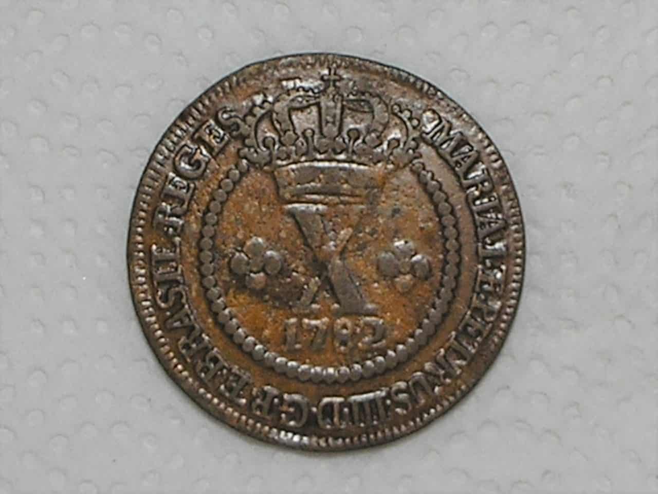 | Casa do Colecionador Escassa) X Réis – 1782 / 47 Perolas / Corôa baixa e com pedículos / Data entre pontos / Colônia de D. Pedro III / Escassa / Cobre / Mbc / Box22