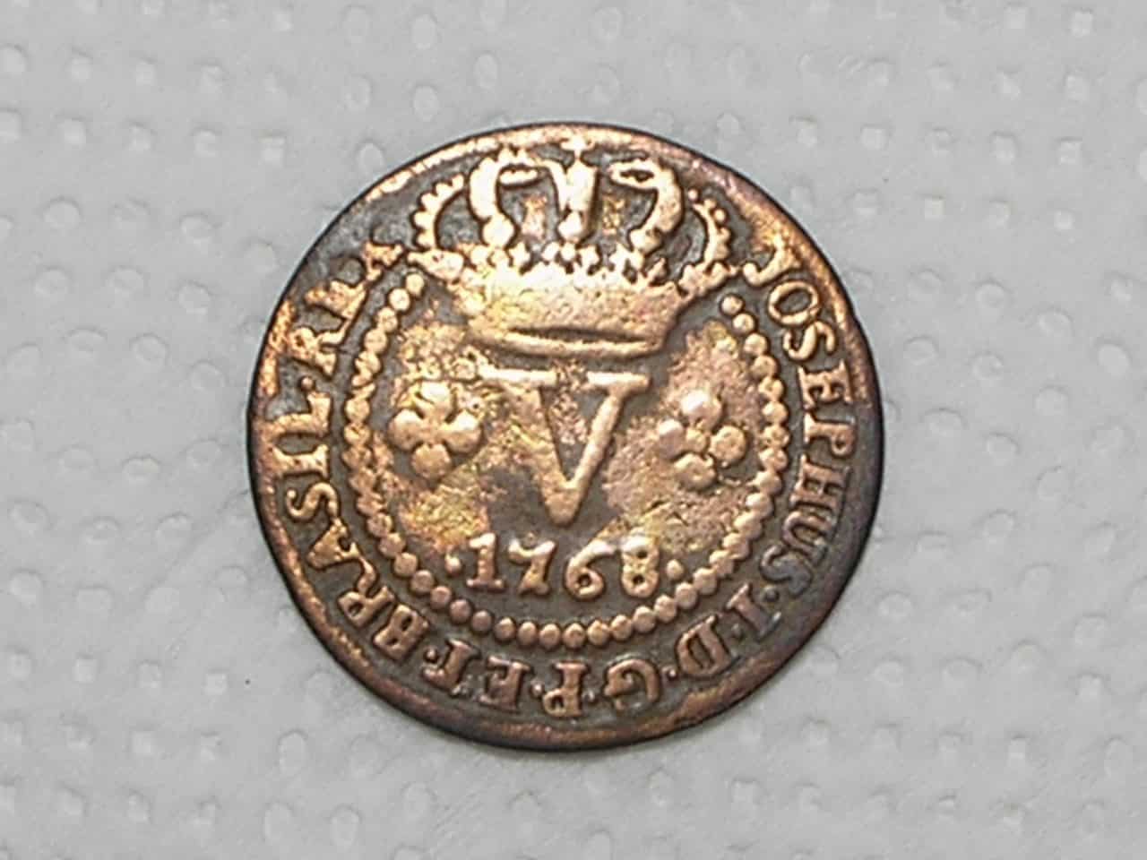 V Réis – 1768 / Corôa baixa / 41 Pérolas / Data entre pontos / Pecvnia com V / Escassa / Colonia de D. Jose I / Cobre / Bc/Mbc / box21