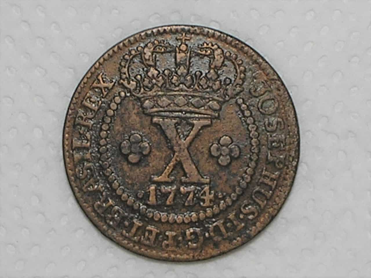 | Casa do Colecionador X Réis – 1774 / 46 Perolas / Corôa baixa e com pedículos / Data entre pontos / Colônia de D. José I / Escassa / Cobre / Mbc / Box22