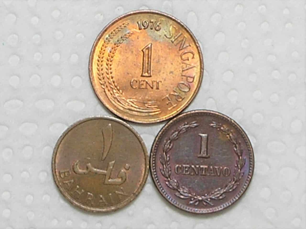 3 Moedas) Bahain 1 Fils - 1965 + El salvador 1 Centavo - 1972 + Singapura 1 Cent - 1976 / box25