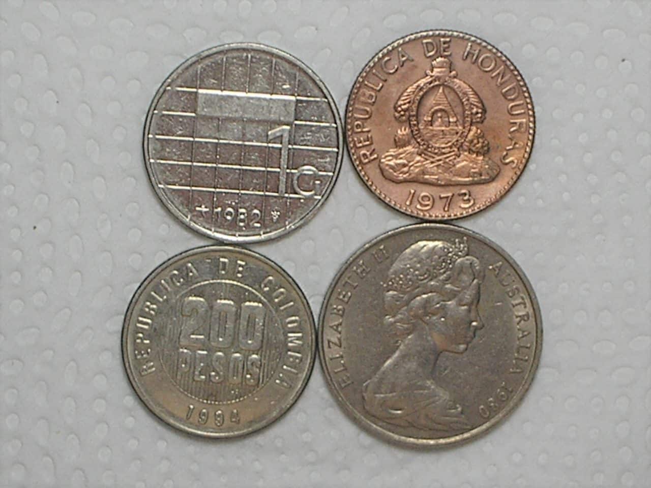4 Moedas) Australia 20 Cent - 1980 + Colombia 200 Pesos - 1994+ Holanda 1 Gulden - 1982 + Honduras 5 Cents de Lempira - 1973 / box25
