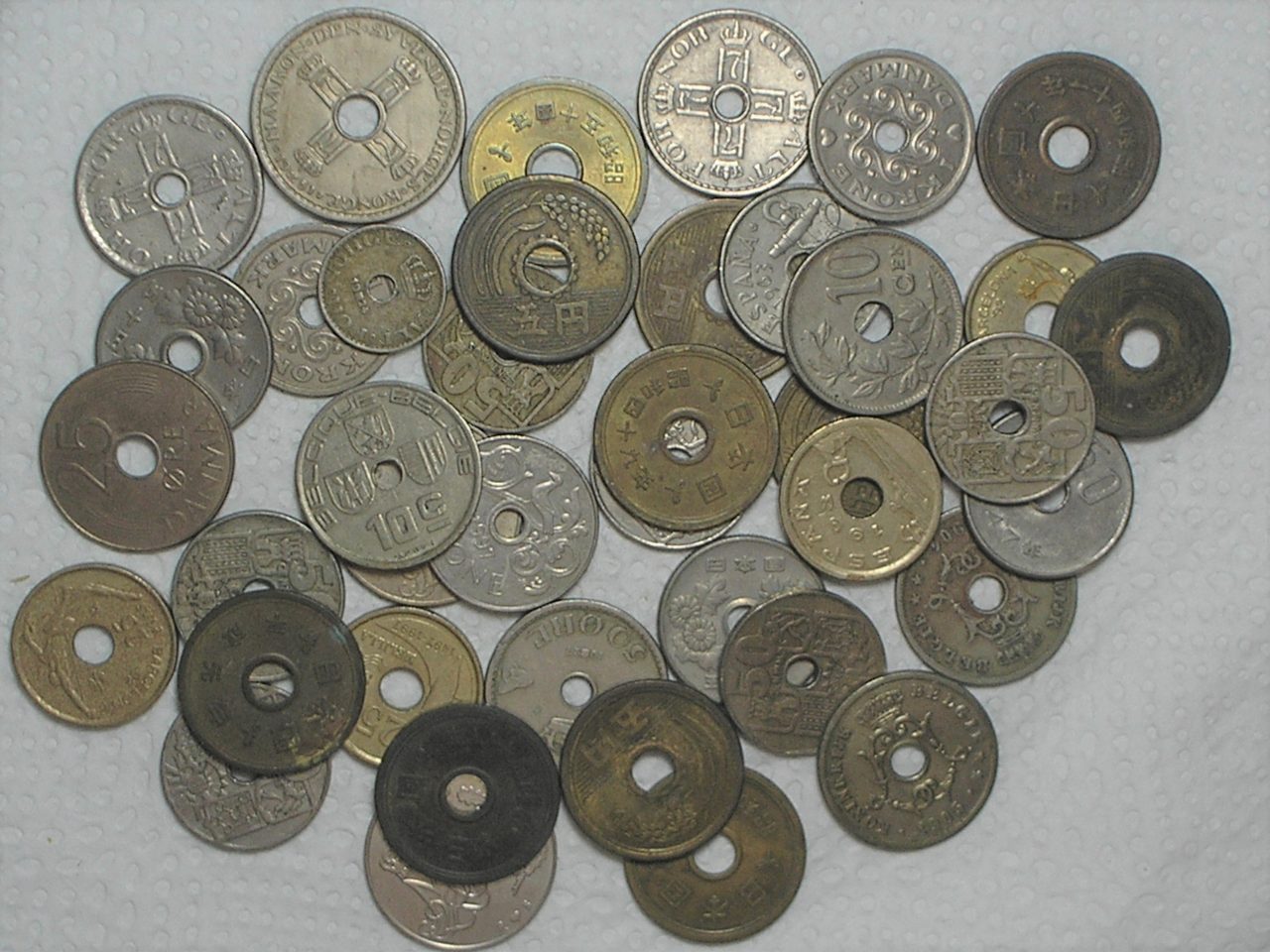40 Moedas estrangeiras diversas furadas / m360