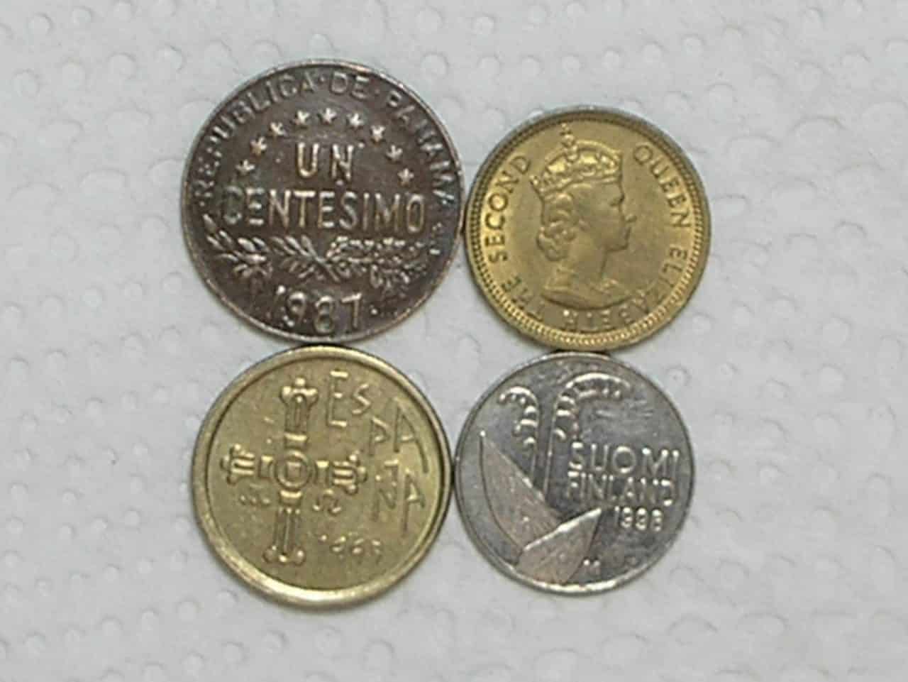 Hong Kong) 5 Cents - 1967 + Espanha) 5 Pesetas - 1955 + Finlandia) 10 Penni - 1988 / box27
