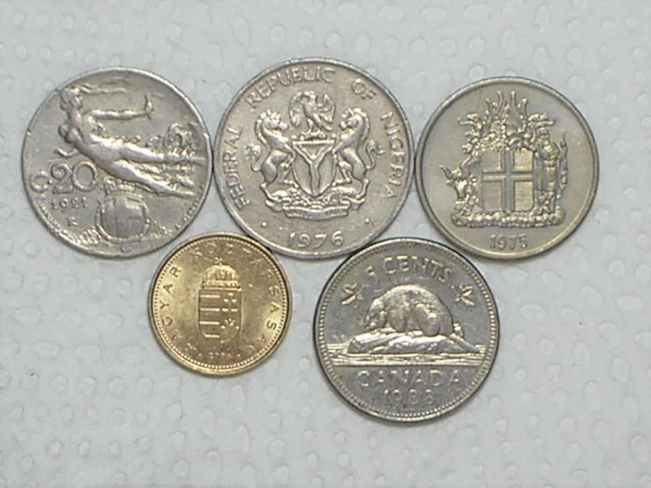 Italia) 20 Cent. - 1921 + Canadá) 5 Cent. - 1988 + Hungria) 1 Forint - 2004 + Island) 5 Kronur - 1975 + Nigeria) 10 Kobo - 1976 / m360