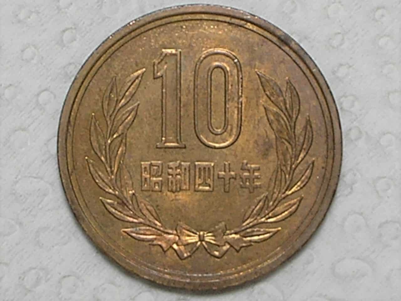 Japão) 10 Yen - 1965 - Ano 40 / Bz / Flor de Cunho / box26