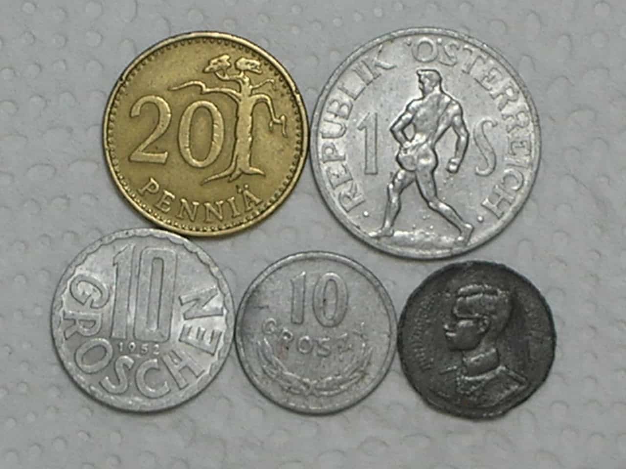 Tailandia) 10 Satang - 1950 (zinco) + Tchecoslovaqia) 10 Groszy - 1949 + Austria) 10 Groschen - 1952 e 1 Shiling - 1946 + Finlandia) 20 Markkaa - 1963 / box27