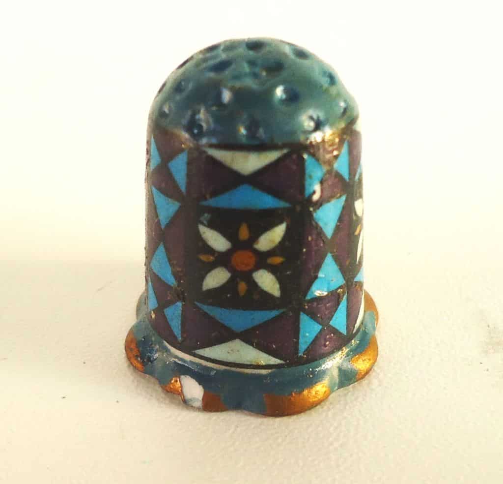 Antigo Dedal Em Porcelana Motivo Flores