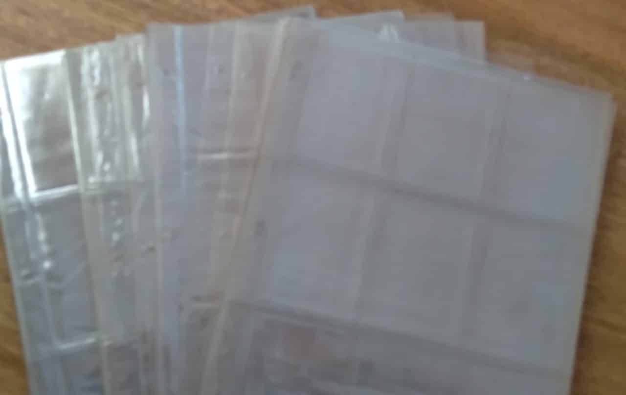 | Casa do Colecionador Folha refil plástica usada para 9 cards / 4 furos.