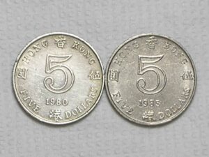Hong Kong) 5 Dollares - 1980 / 1985 / Moedas grossa com inscrição na borda / box18