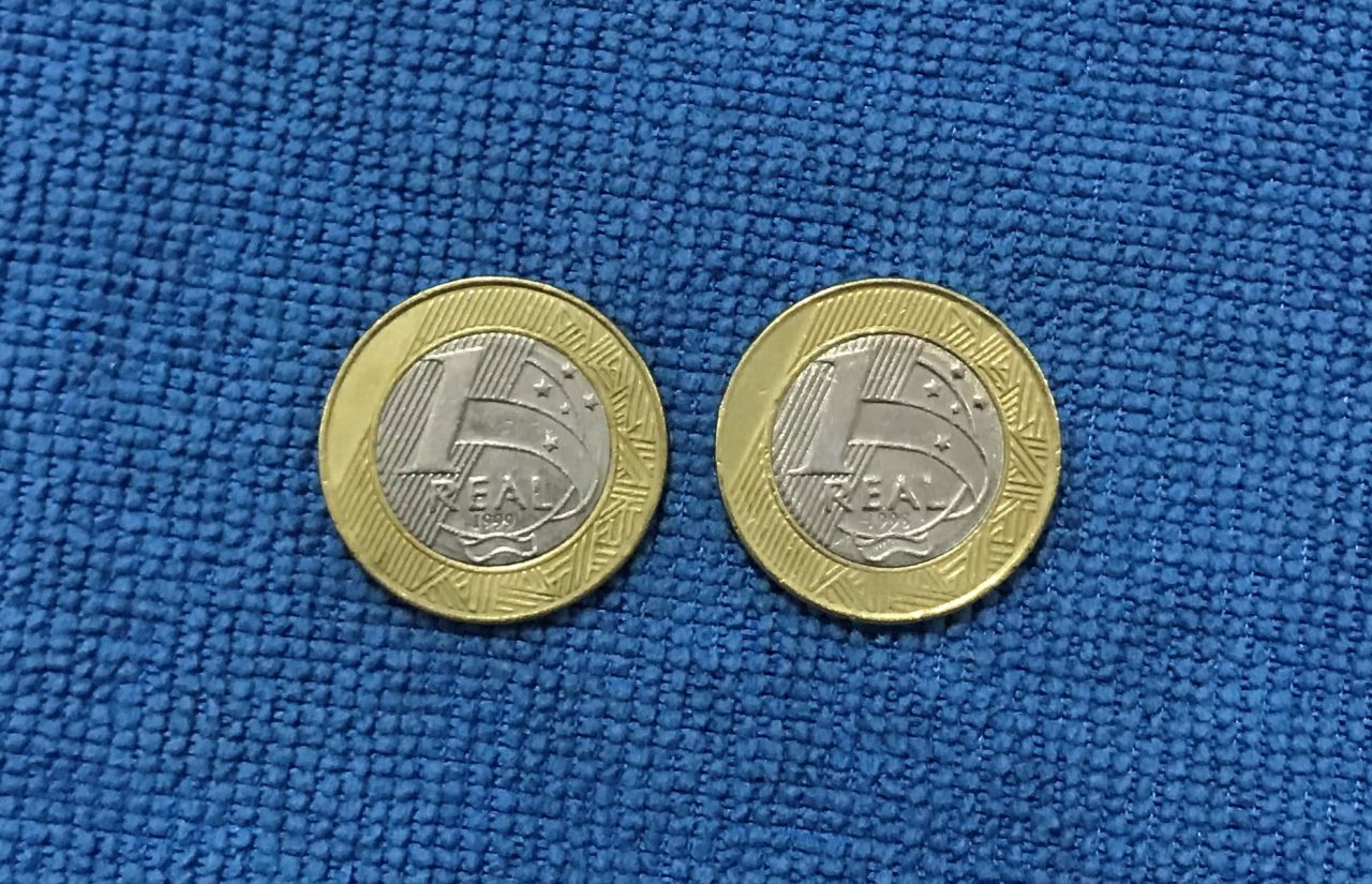 Casal de Moedas de 1 Real 1998 e 1999 Alpaca MBC - Itens Colecionáveis e Escassos