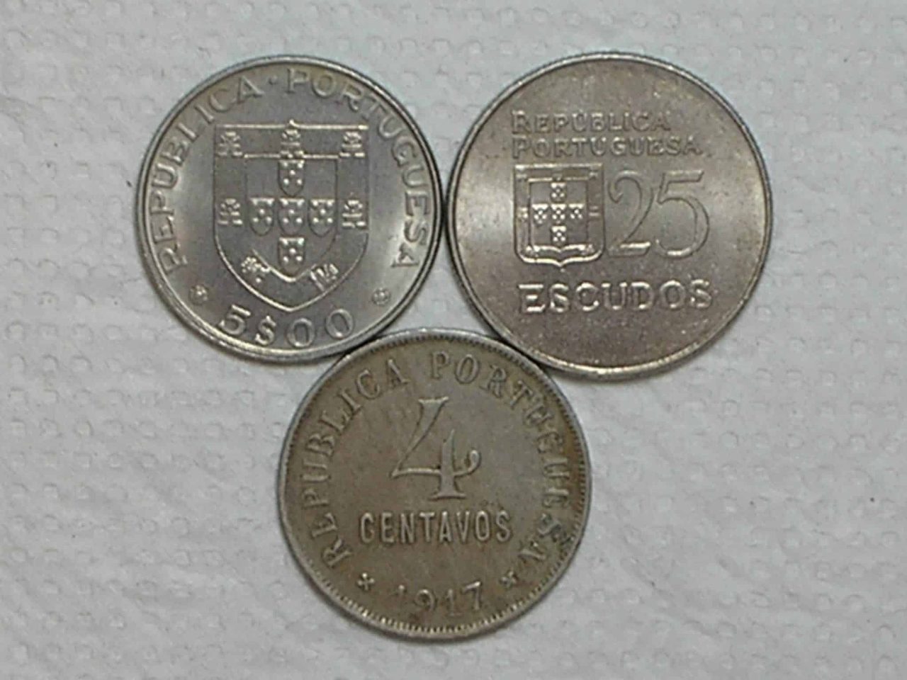 Portugal) 4 Centavos - 1917 (Mbc) + 5 e 25 Escudos - 1977 Comemorativa / S/Fc/ m370.1