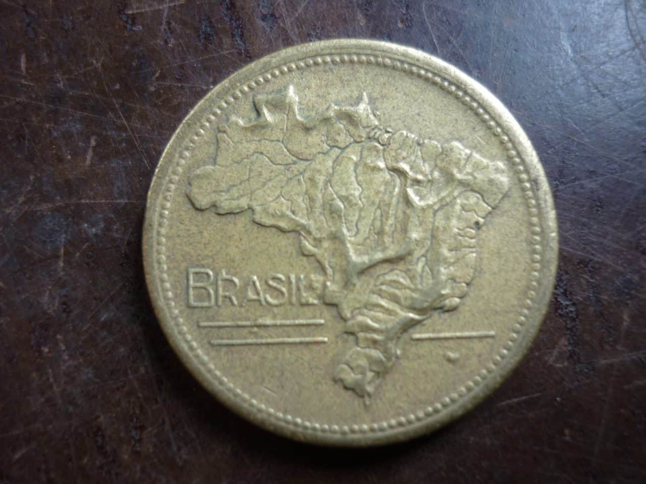 2 CRZS. 1947 COM EMPASTAMENTO LIGANDO O L DE BRASIL NO MAPA.