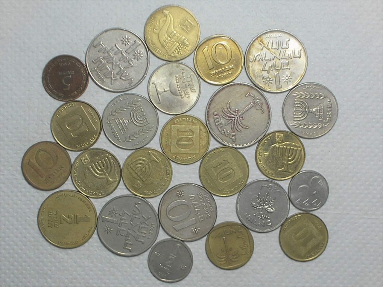 24 Moedas de Israel diversas a classificar / m380