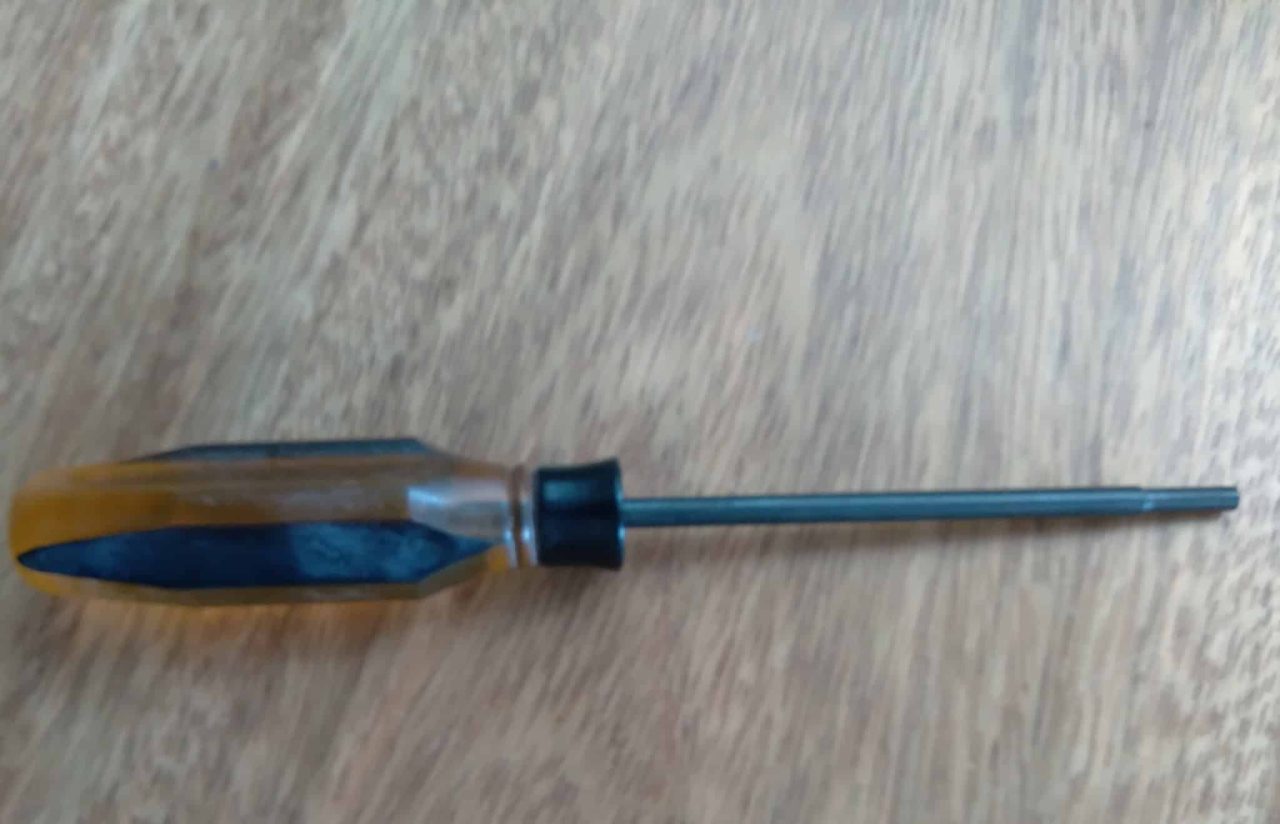 Chave para abrir cartucho de Super Nintendo.